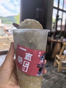 手持春日限定特色冰饮