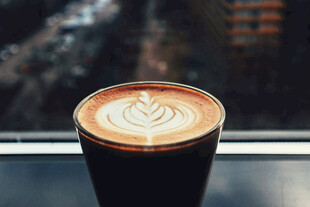 窗边拉花咖啡特写