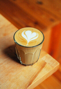 木桌上的心形拉花咖啡