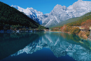 白天玉龙雪山蓝月谷自然风景