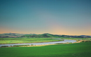 傍晚的壮阔草原