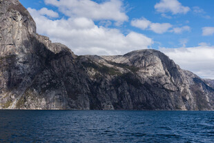 海上巍峨山峦风景