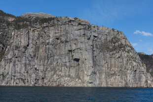 陡峭崖壁临大海