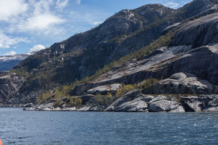 壮丽山水间的蓝色水域
