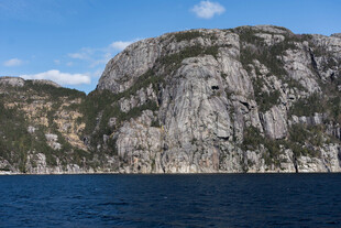 壮丽海边岩石山峰景观