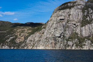 壮丽山水间的巍峨崖壁