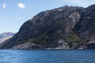 海边巍峨山峦景色
