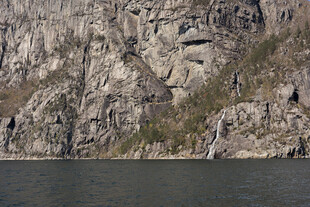 陡峭崖壁下的平静水面