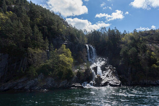 山间瀑布下的宁静水域