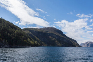 壮丽山水间的辽阔蓝色水域