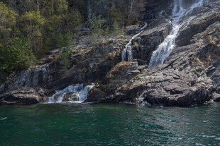 山间瀑布下的碧绿水域