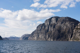 壮丽山水间的巍峨山峰