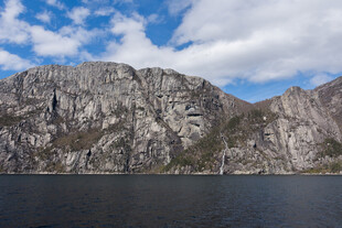 壮丽山景伴蓝天碧水