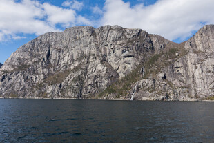 壮丽山水间的巍峨峭壁