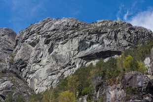 巍峨嶙峋的高山景观