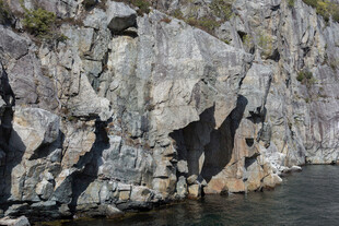 水边嶙峋岩石景观