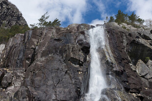 山间瀑布壮丽自然景观