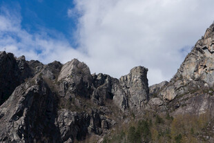 巍峨群山蓝天白云景致