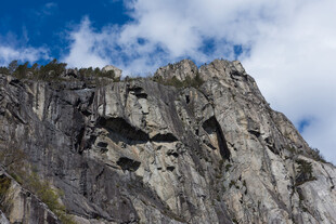 巍峨高山 蓝天白云相伴