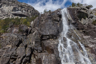 山间壮丽瀑布景观