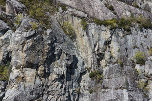 陡峭嶙峋的岩石景观