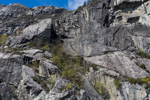 陡峭嶙峋的岩石山峰