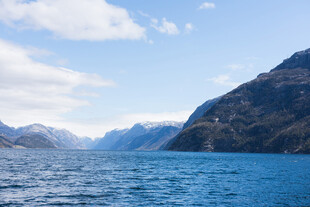 蓝色湖景与远处山峦