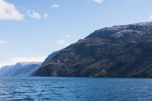 壮丽山水间的蔚蓝湖景