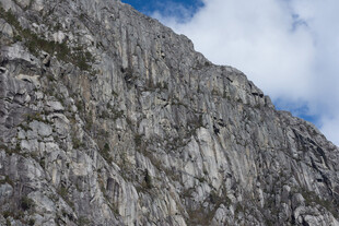 陡峭嶙峋的高山岩壁