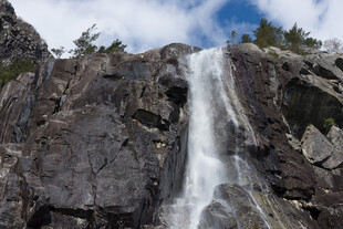山间瀑布倾泻而下