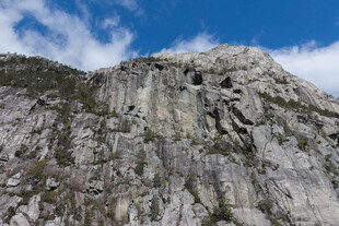 陡峭岩石山峰景观