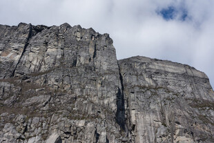 陡峭嶙峋的壮丽山壁