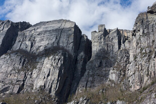 巍峨险峻的壮丽山景