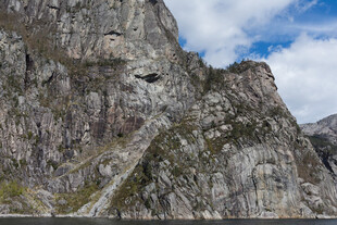 陡峭嶙峋的壮丽山景