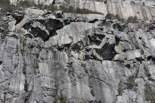 陡峭嶙峋的岩石绝壁