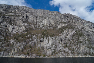 陡峭山壁与蓝天美景