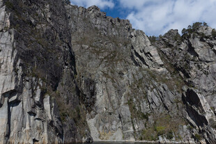 陡峭岩石山峰景观