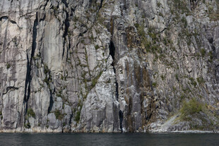 陡峭岩壁下的平静水面