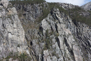 陡峭险峻的岩石山峰