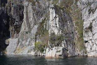 山水相依的壮丽峡谷景观