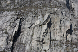 陡峭嶙峋的岩石峭壁