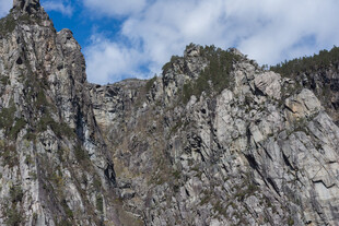 巍峨险峻的壮丽山峰