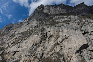 巍峨高山岩石景观