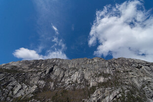 蓝天白云下的巍峨山峰