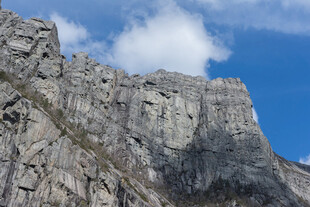 陡峭岩石山峰与蓝天