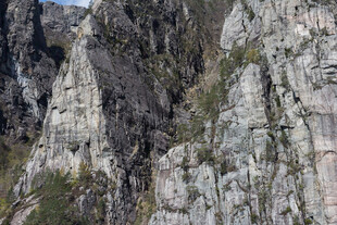 巍峨嶙峋的陡峭山壁