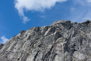 巍峨山峰 蓝天白云相伴