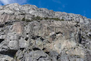 陡峭岩石山峰景观