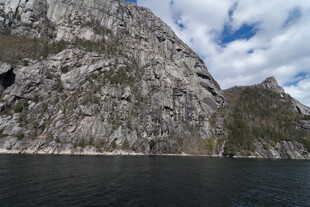 壮丽山水间的巍峨峭壁