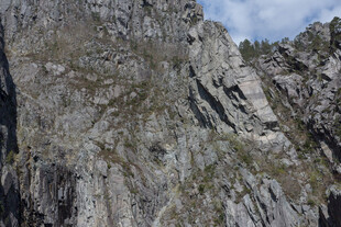 陡峭嶙峋的岩石山峰
